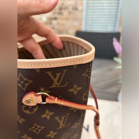 Neverfull MM in Monogram Beige Interior - Picture 7 of 16